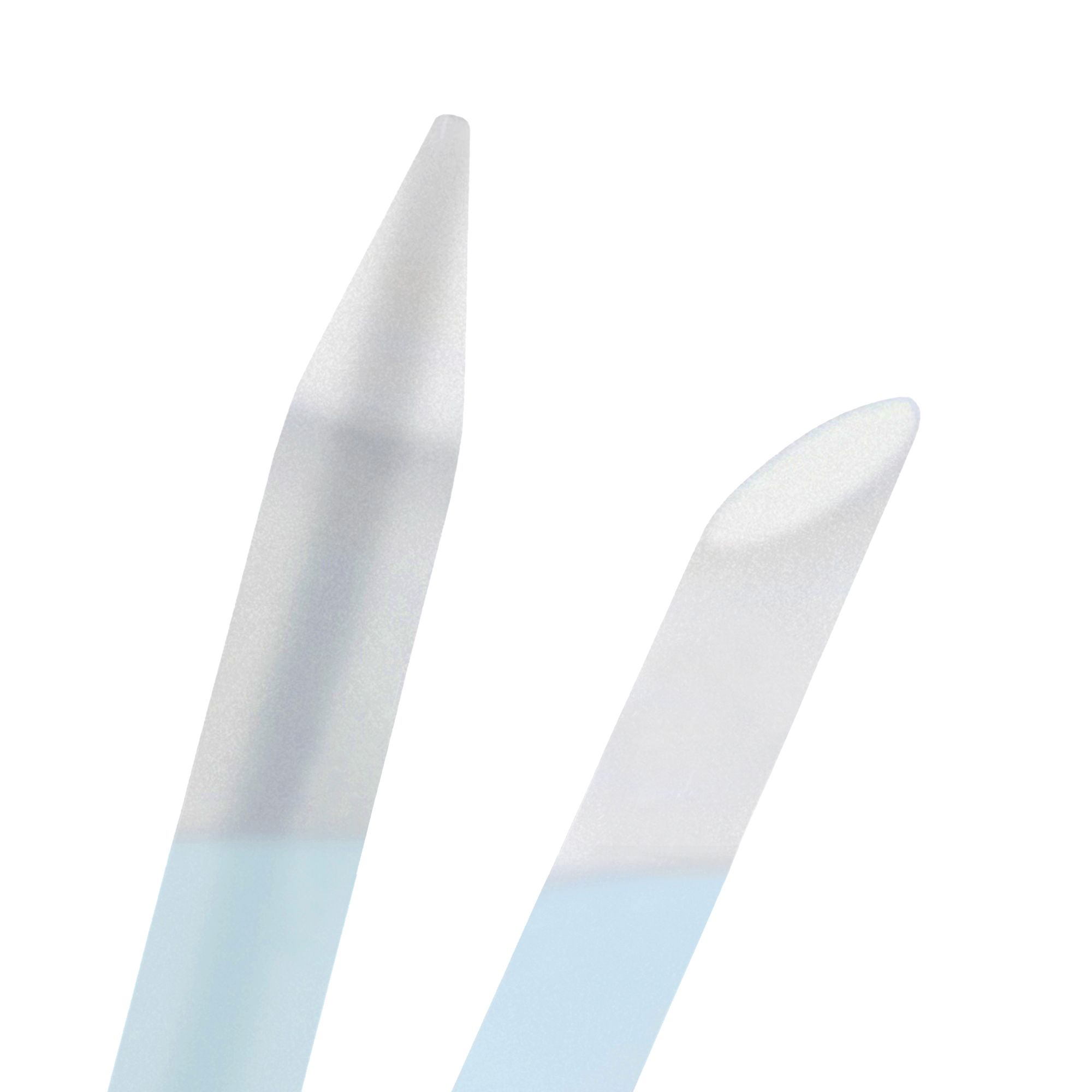 Primo piano di due lime per unghie in vetro con impugnature azzurre. Le lime sono arrotondate alle estremità.