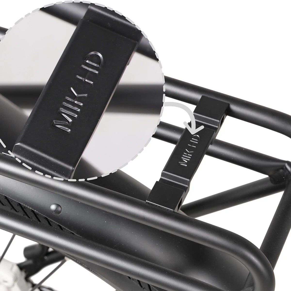 Primo piano di un elemento di fissaggio del portapacchi nero con la scritta MIK HD.