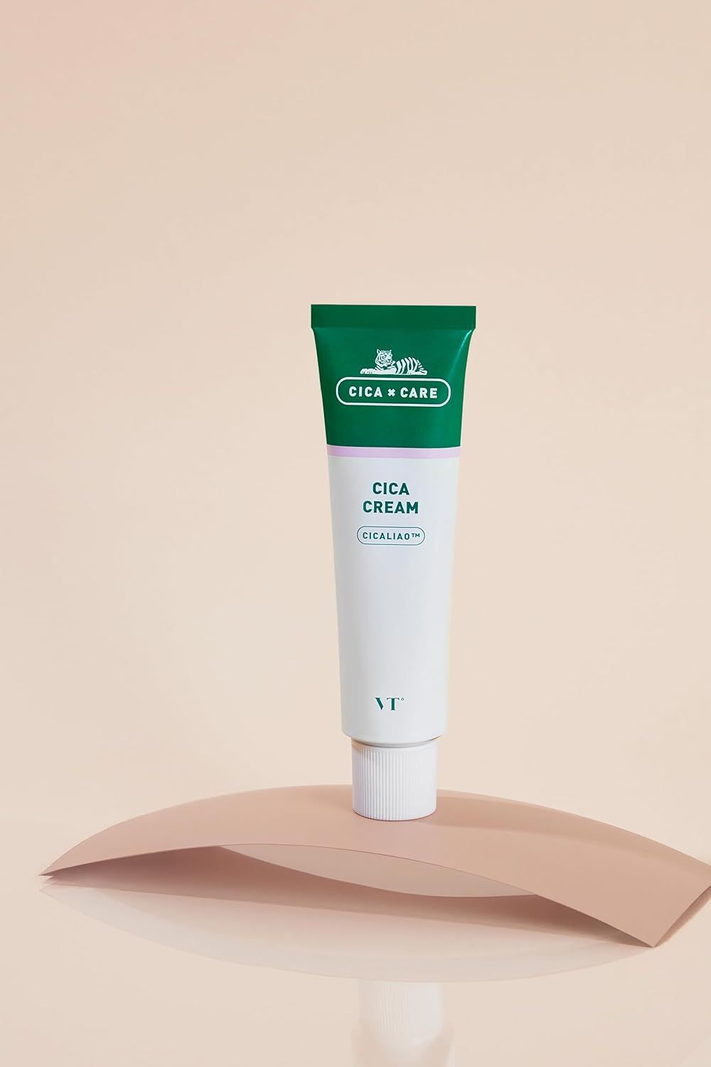 Tubo di crema Cica. Su piedistallo rosa. Confezione verde e bianca. Testo: Cica Cream, Cicaliao, VT. Sfondo: rosa.