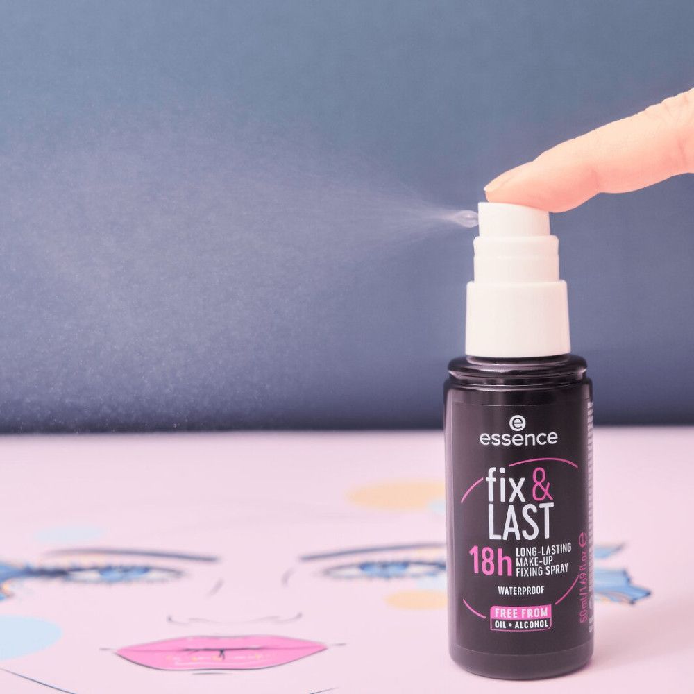 Flacone nero che spruzza. Scritta: Essence, fix & LAST, 18h, waterproof, senza olio + alcool. Sfondo: volto.