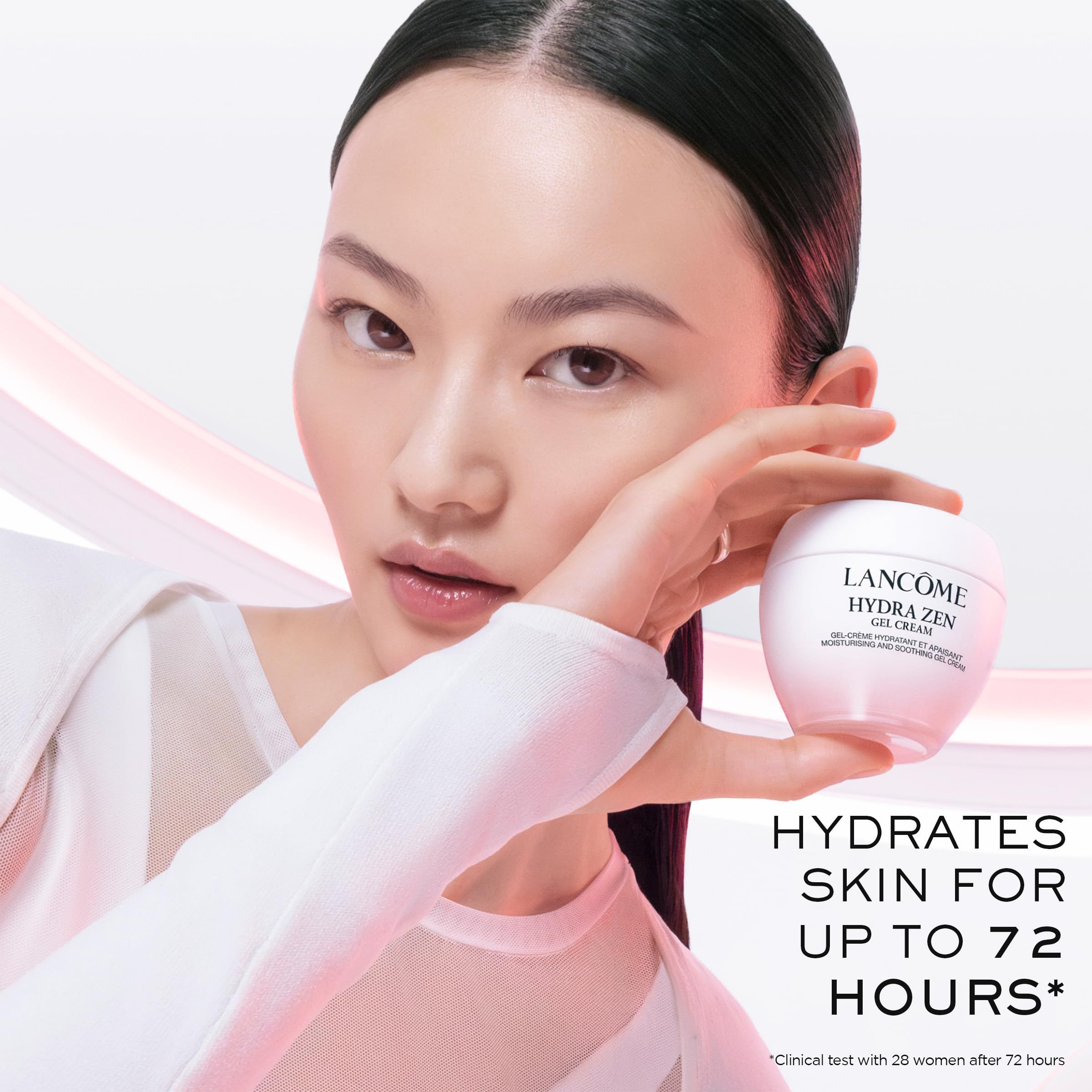 Donna tiene un vasetto. Testo: Lancôme Hydra Zen Gel Cream. Idrata la pelle fino a 72 ore.