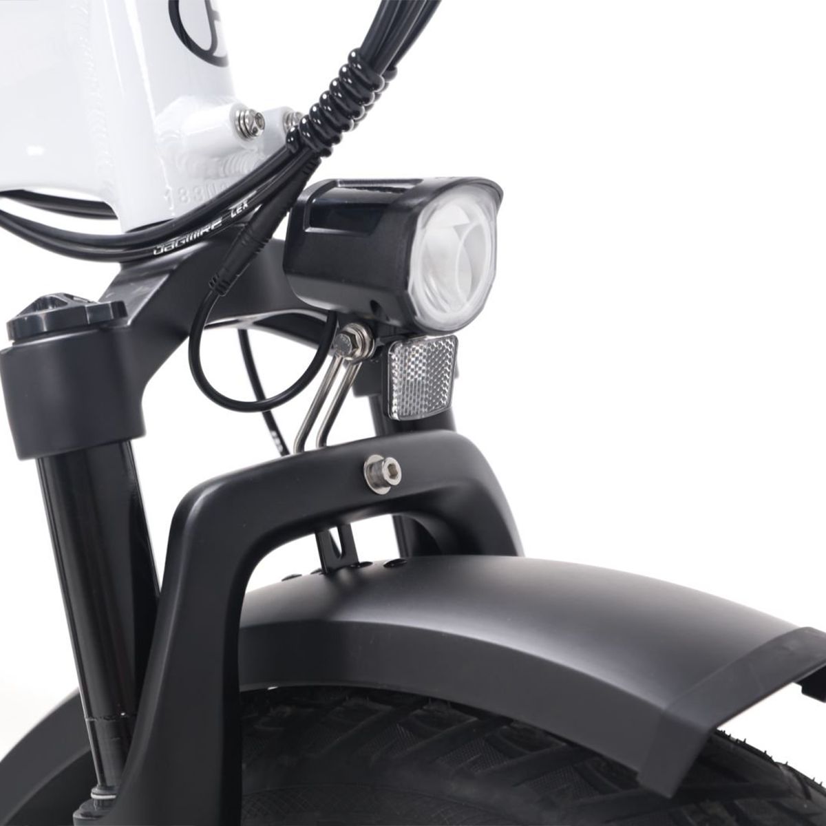 Parafango nero, faro e catarifrangente. Vista dettagliata della parte anteriore del triciclo.