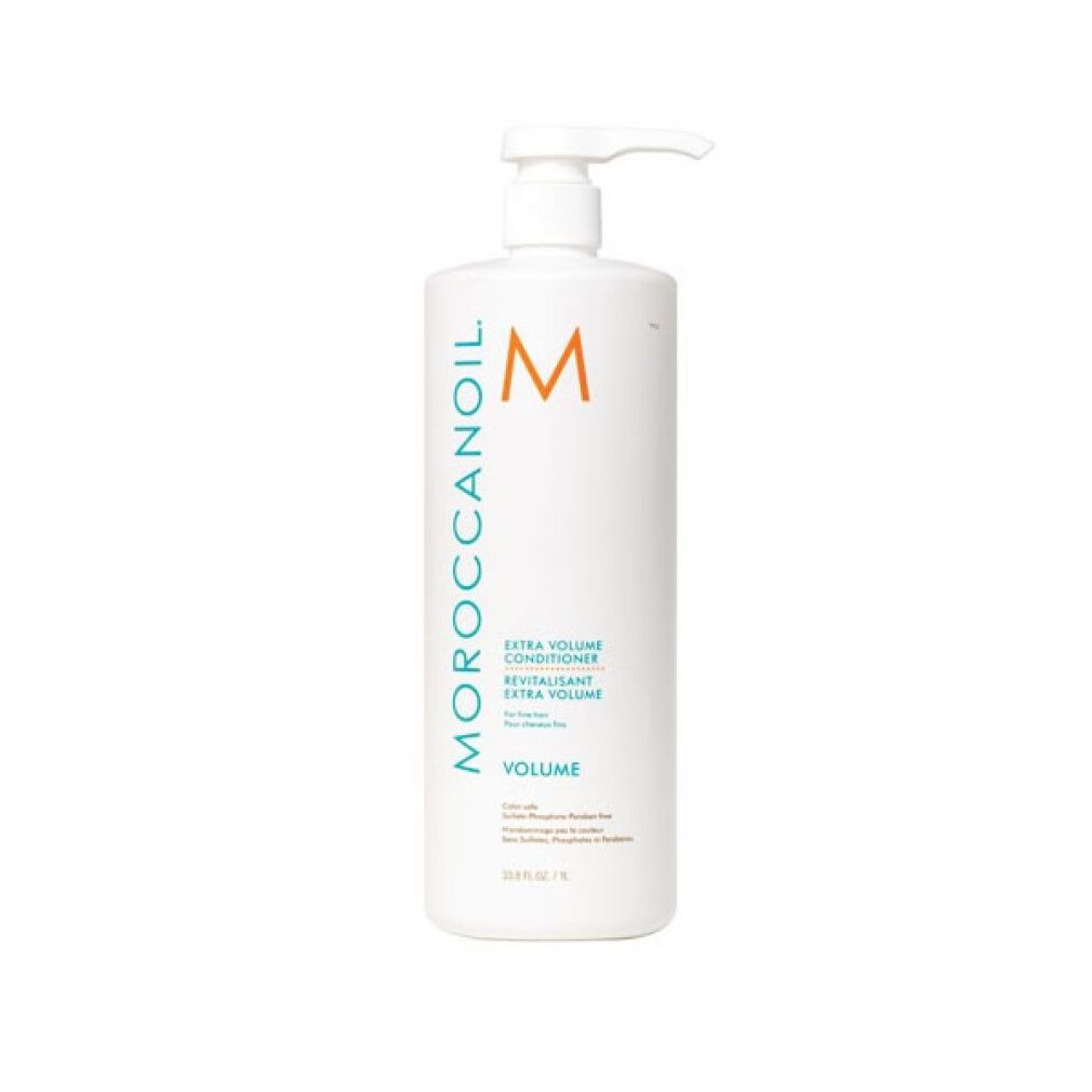 Flacone bianco di balsamo con dosatore. Testo: Moroccanoil, Extra Volume Conditioner, Volume. Logo arancione.