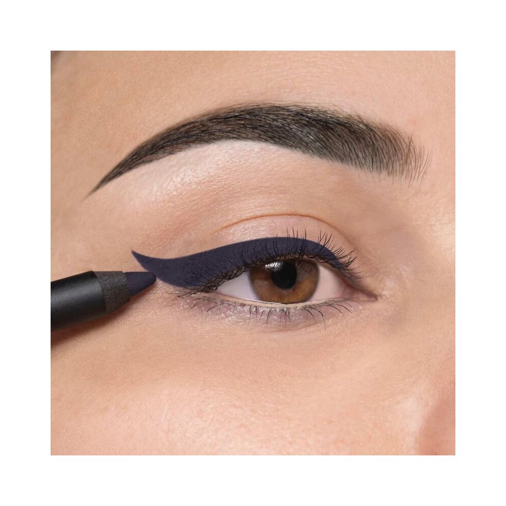 Occhio con eyeliner blu scuro. Una matita viene utilizzata per tracciare una linea. Primo piano, pelle.