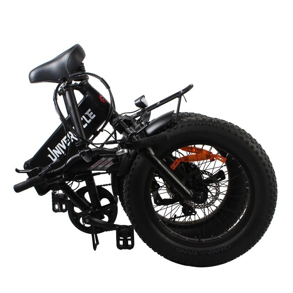 Bicicletta elettrica nera piegata con pneumatici larghi. Marchio Univercycle visibile. Pedali e sella presenti.