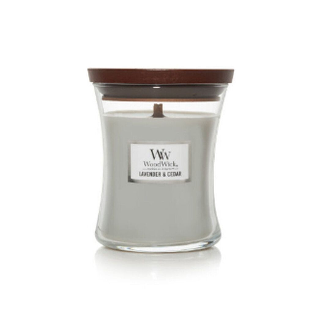 Candela grigia a clessidra con coperchio in legno. Etichetta con logo "Ww" e "Lavender & Cedar".