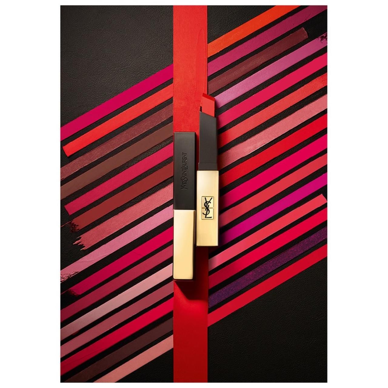 Due rossetti con campioni di colore. Astuccio dorato e nero. Marchio Yves Saint Laurent.