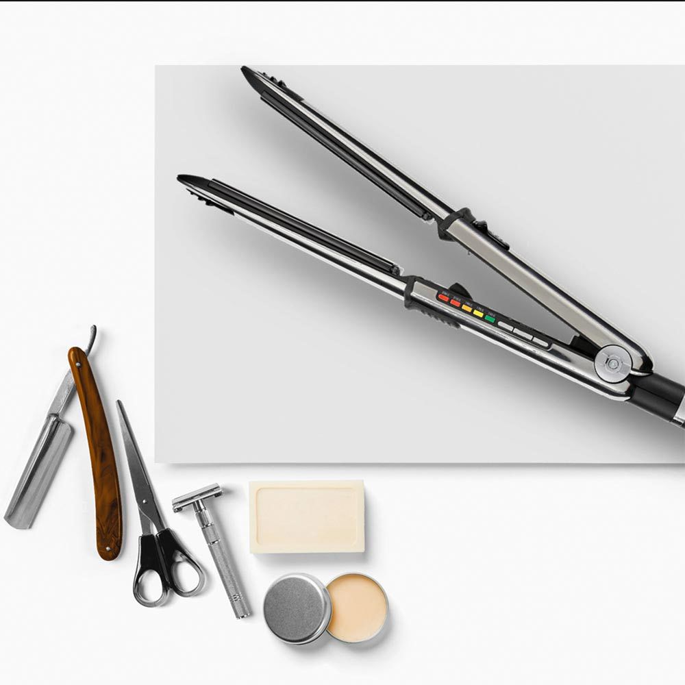 Piastra per capelli con accessori. Rasoio, forbici, sapone, crema e pennello da barba.