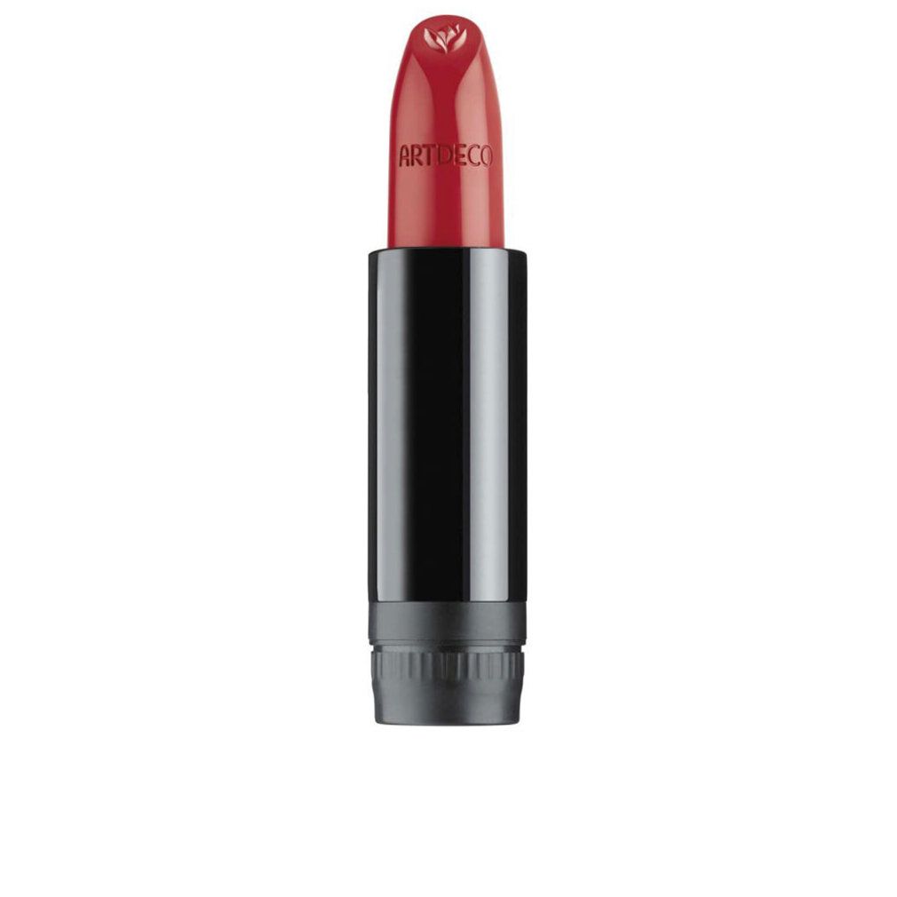 Rossetto rosso parzialmente fuori dal suo involucro nero. Scritta Artdeco visibile.
