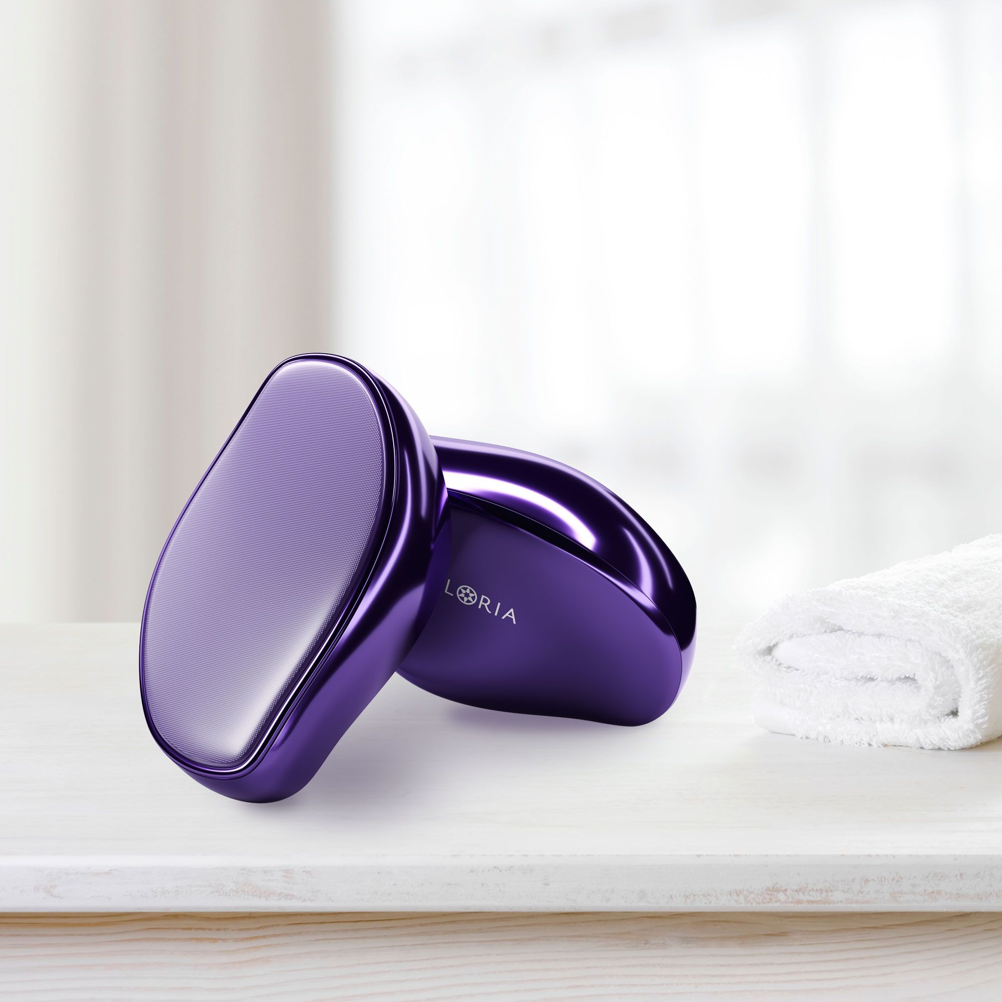 Due rasoi viola lucidi su una superficie bianca. Il marchio AILORIA è visibile.