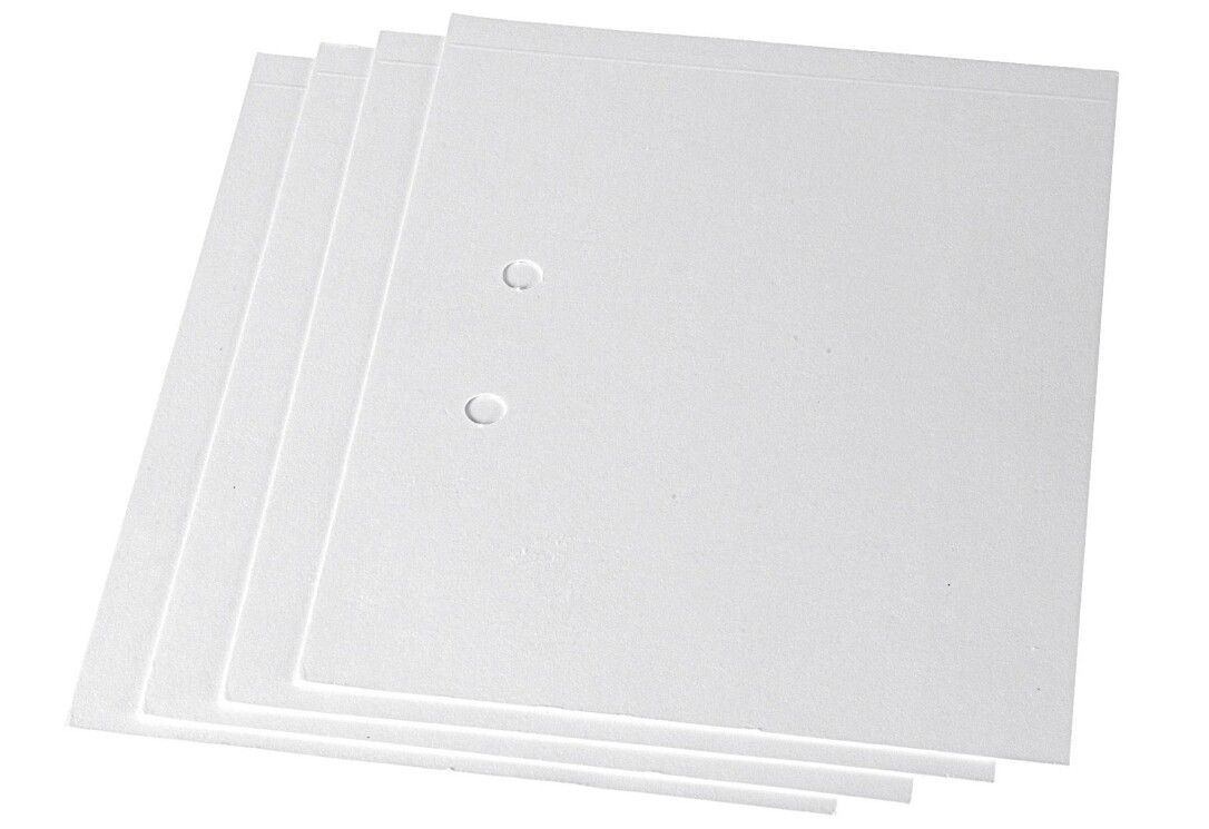 Quattro feltri idratanti bianchi impilati, con fori. Vista dall'alto.