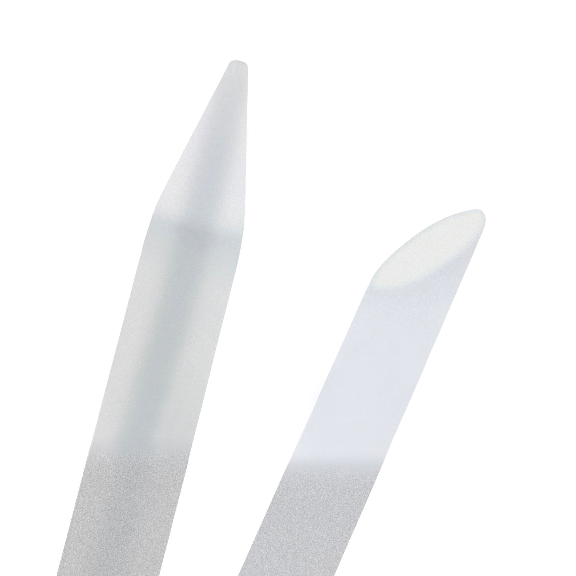 Due lime per unghie trasparenti. Estremità appuntite e arrotondate. Nessun marchio o logo visibile.