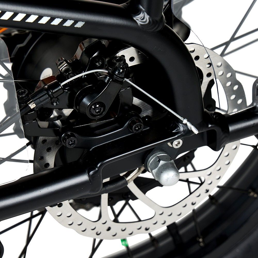 Bicicletta cargo nera con ruota posteriore e freno a disco. Dettaglio su sfondo bianco.