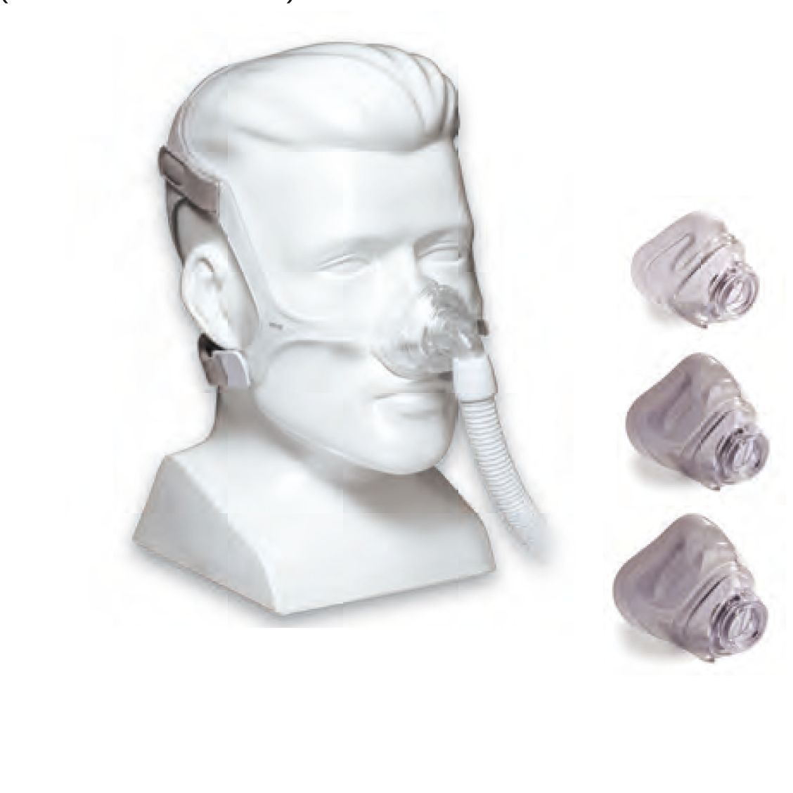 Maschera nasale con tubo su manichino, accanto a tre cuscinetti nasali intercambiabili.