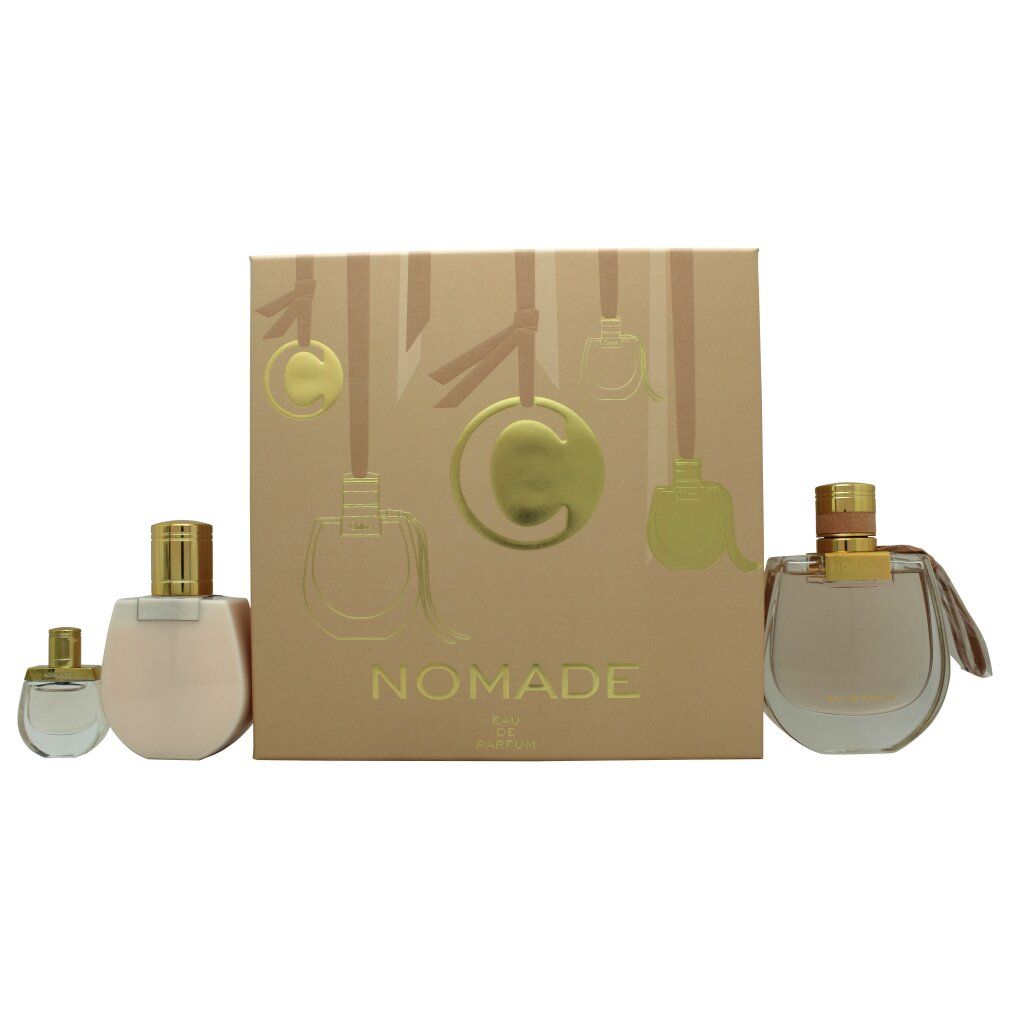 Cofanetto regalo con tre flaconi di profumo e una scatola. La scatola mostra la scritta "NOMADE".