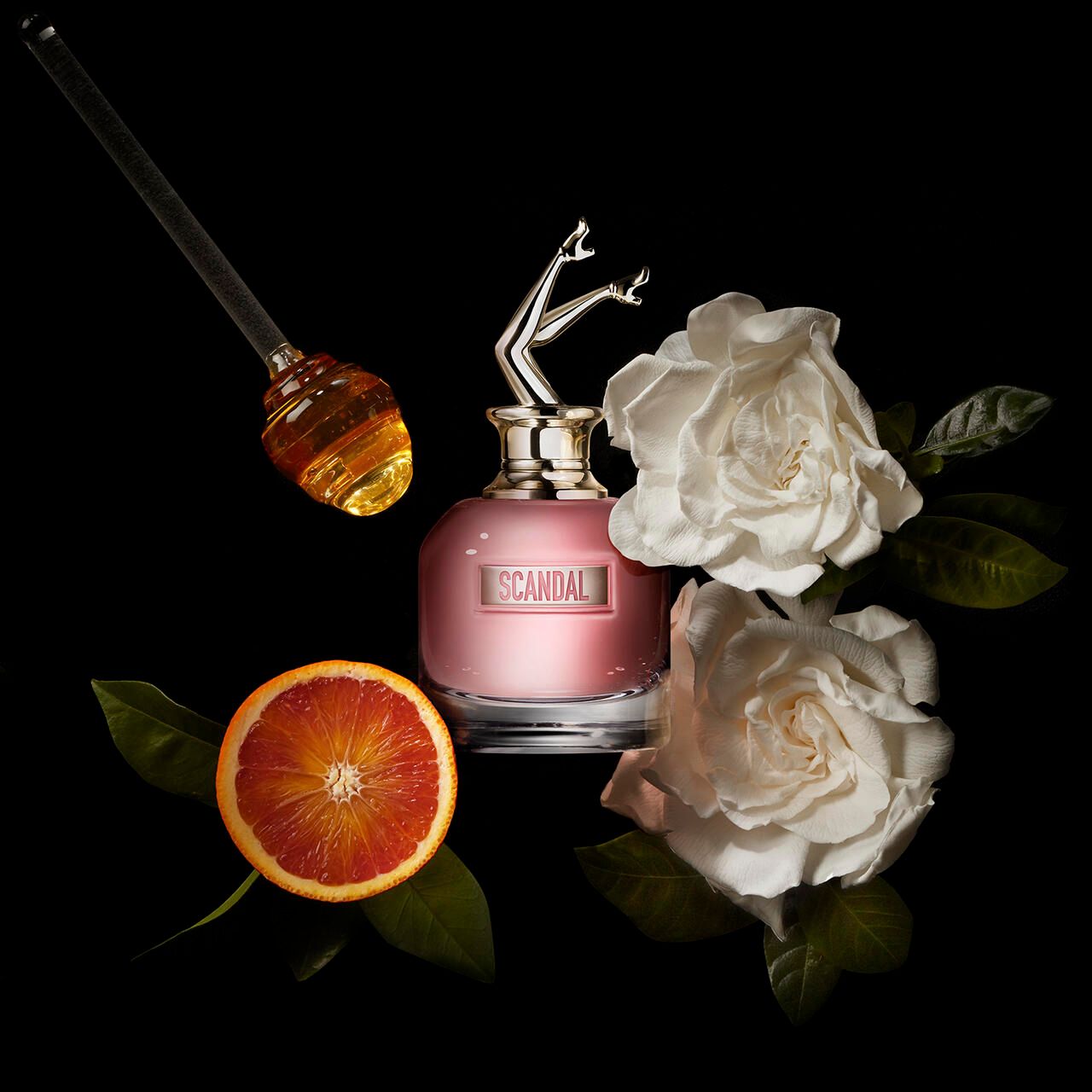 Flacone rosa con gambe argentate. Miele, arancia, rose.
