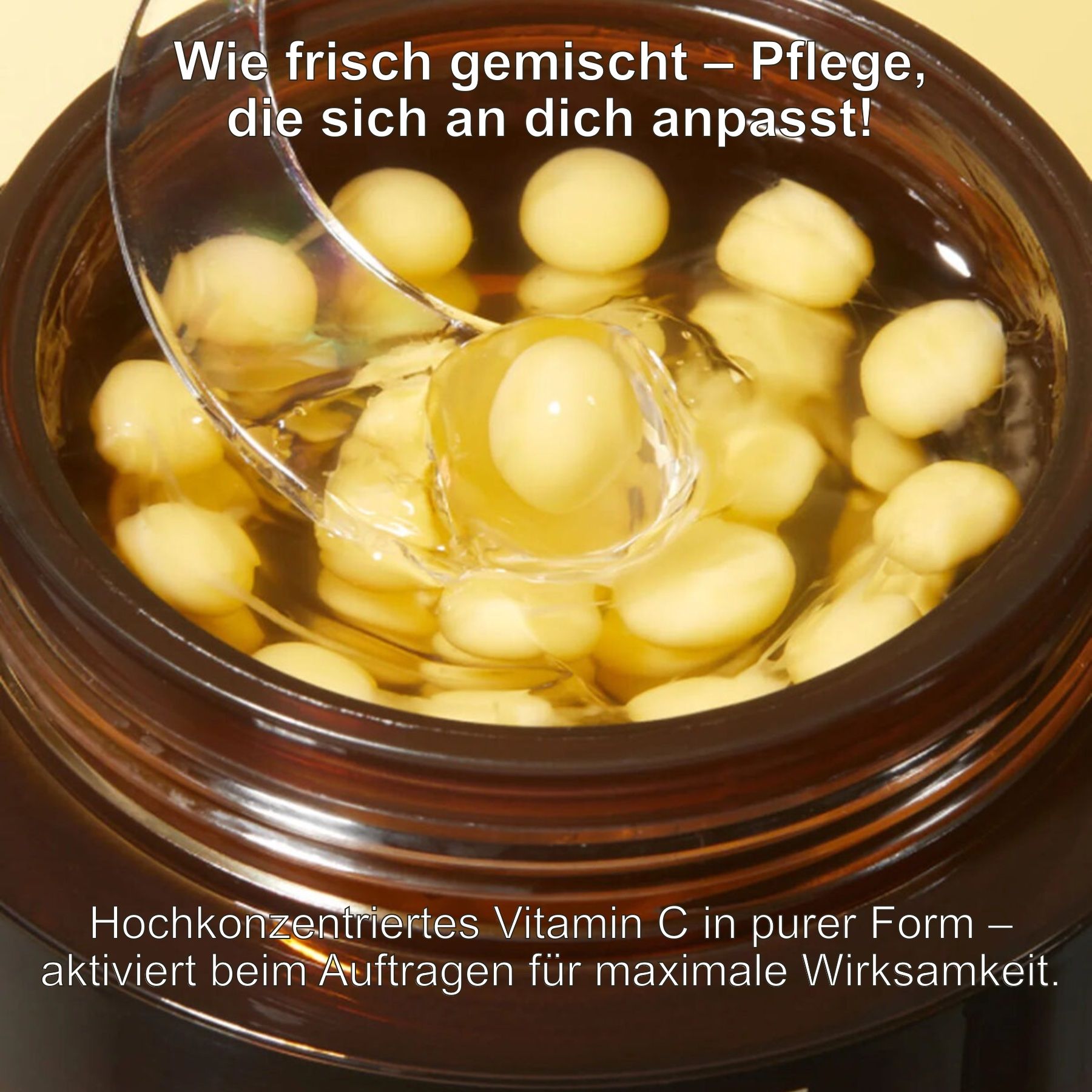 Vaso di crema aperto con capsule gialle. Cucchiaio con capsula nella crema. Testo: Vitamina C altamente concentrata in forma pura.