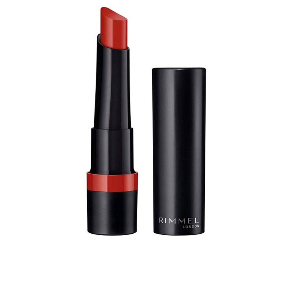 Rossetto rosso con astuccio nero e cappuccio aperto. "Rimmel London" è scritto sull'astuccio.