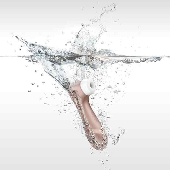 Satisfyer Pro 2 Air Pulse Stimulator color oro rosa immerso in acqua con schizzi.
