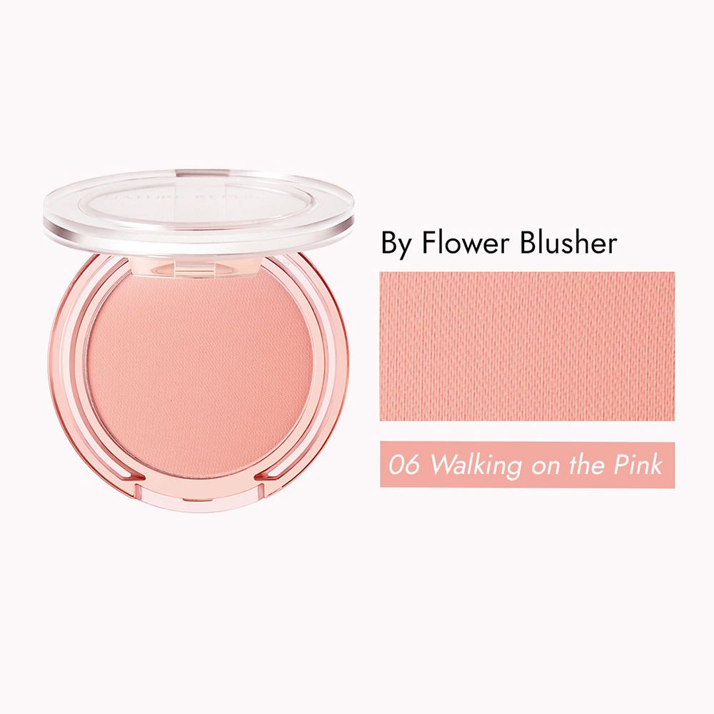 Fard rotondo in confezione rosa con coperchio trasparente. Testo: By Flower Blusher, 06 Walking on the Pink. Campione colore.