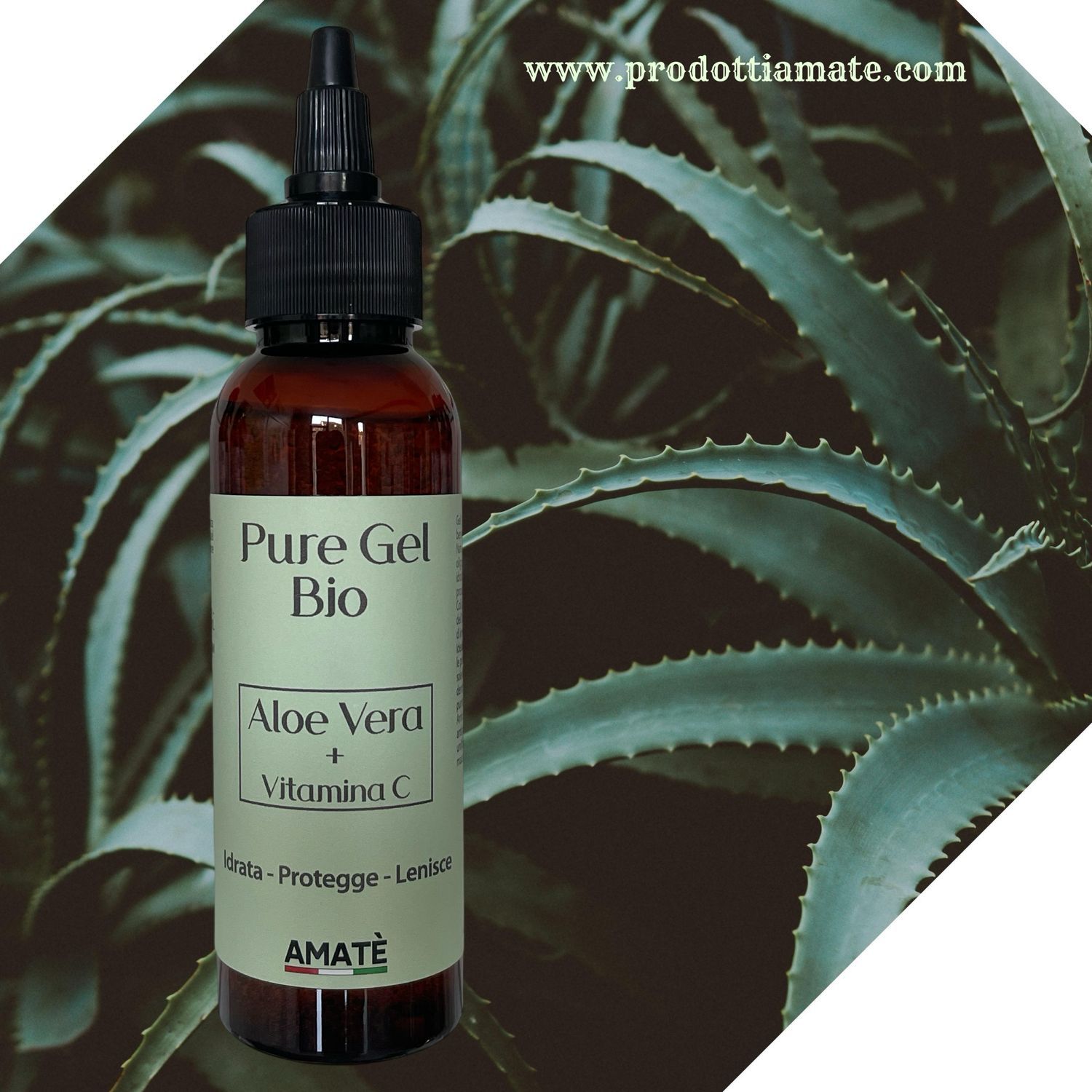Flacone davanti a pianta di aloe vera. Etichetta con "Pure Gel Bio Aloe Vera + Vitamina C" e "Amatè".