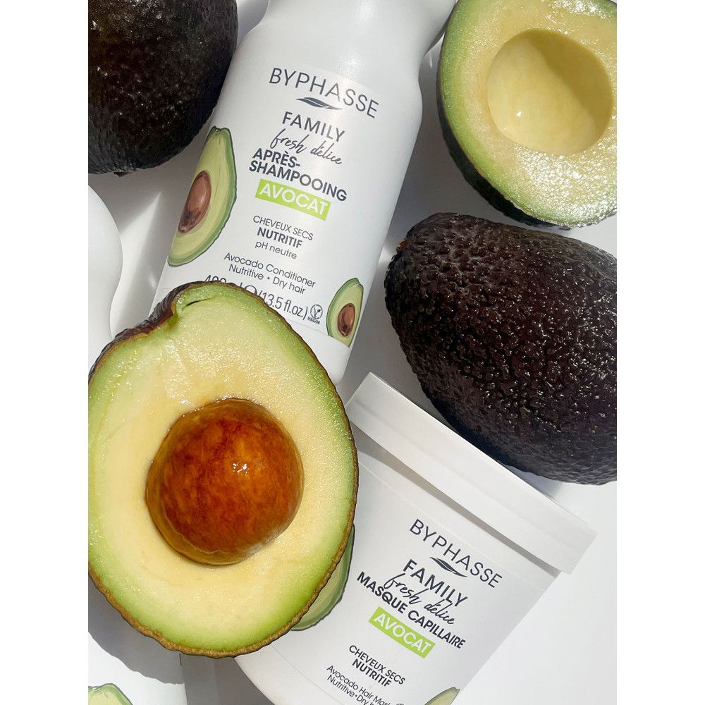 Prodotti per capelli all'avocado. Shampoo e maschera. Scritta: Byphasse, Family Fresh Délice, Avocat. Balsamo per capelli.