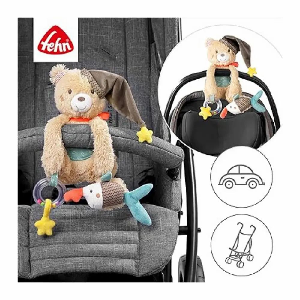 Peluche con cappello, sciarpa rossa, stella e pesce nel passeggino. Marchio: fehn. Con simboli.
