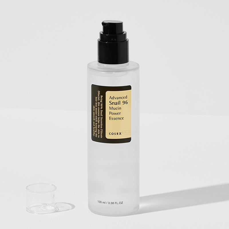 Flacone trasparente con dosatore nero. Etichetta con nome prodotto e marchio COSRX. 100 ml.