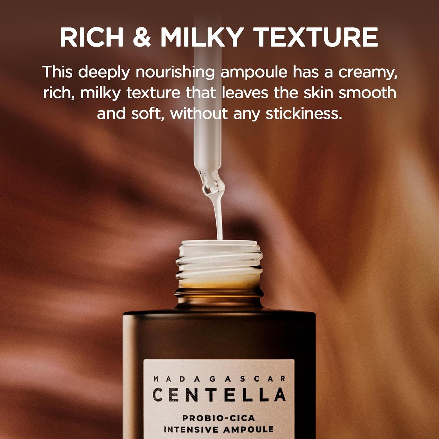 Flacone di siero con contagocce. Texture del siero. SKIN1004 Madagascar Centella Probio-Cica Intensive Ampoule. Flacone marrone.