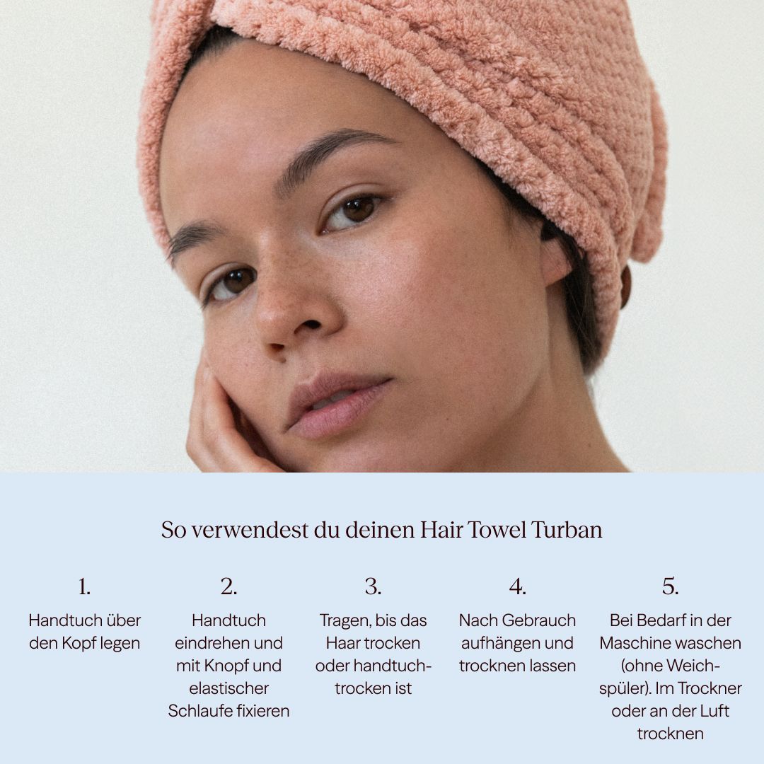 Donna con turbante per capelli rosa. Istruzioni in 5 passaggi: posizionare, arrotolare, fissare, asciugare, lavare.