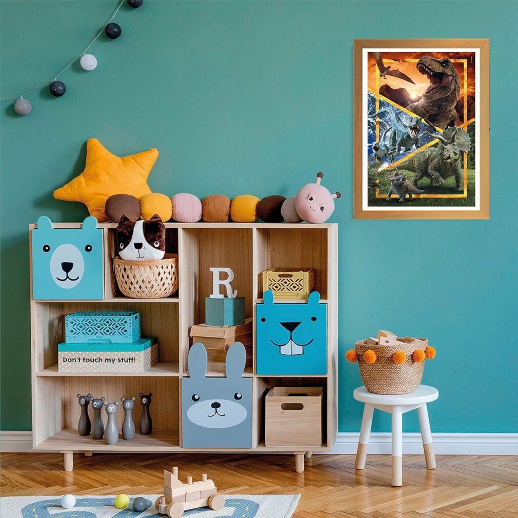 Puzzle con dinosauri incorniciato su un muro. Giocattoli e decorazioni su una mensola.