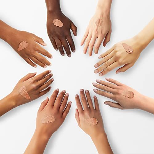 Mani con diverse tonalità di pelle con fondotinta applicato. Prodotto non identificabile.