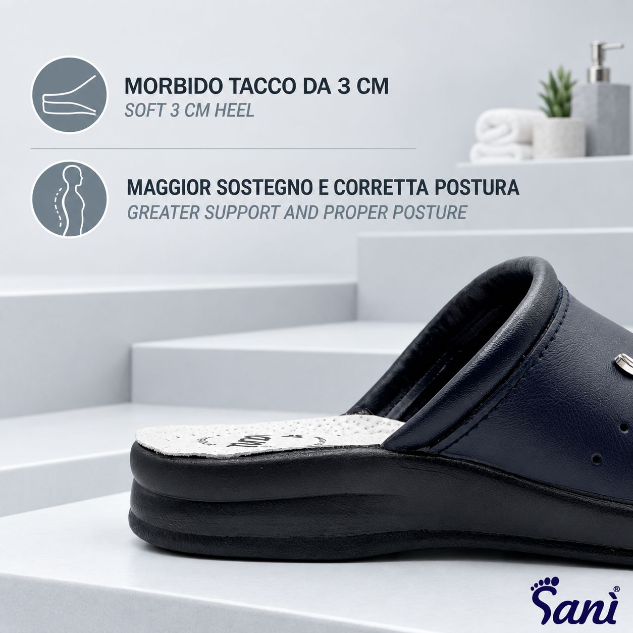 Zoccolo blu scuro con tomaia in vera pelle, morbida ammortizzazione e tacco da 3 cm.