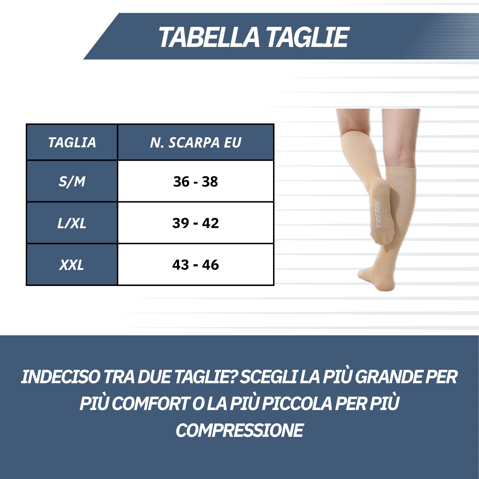 Donna incinta seduta su un divano, indossa calze a compressione per ridurre il gonfiore.