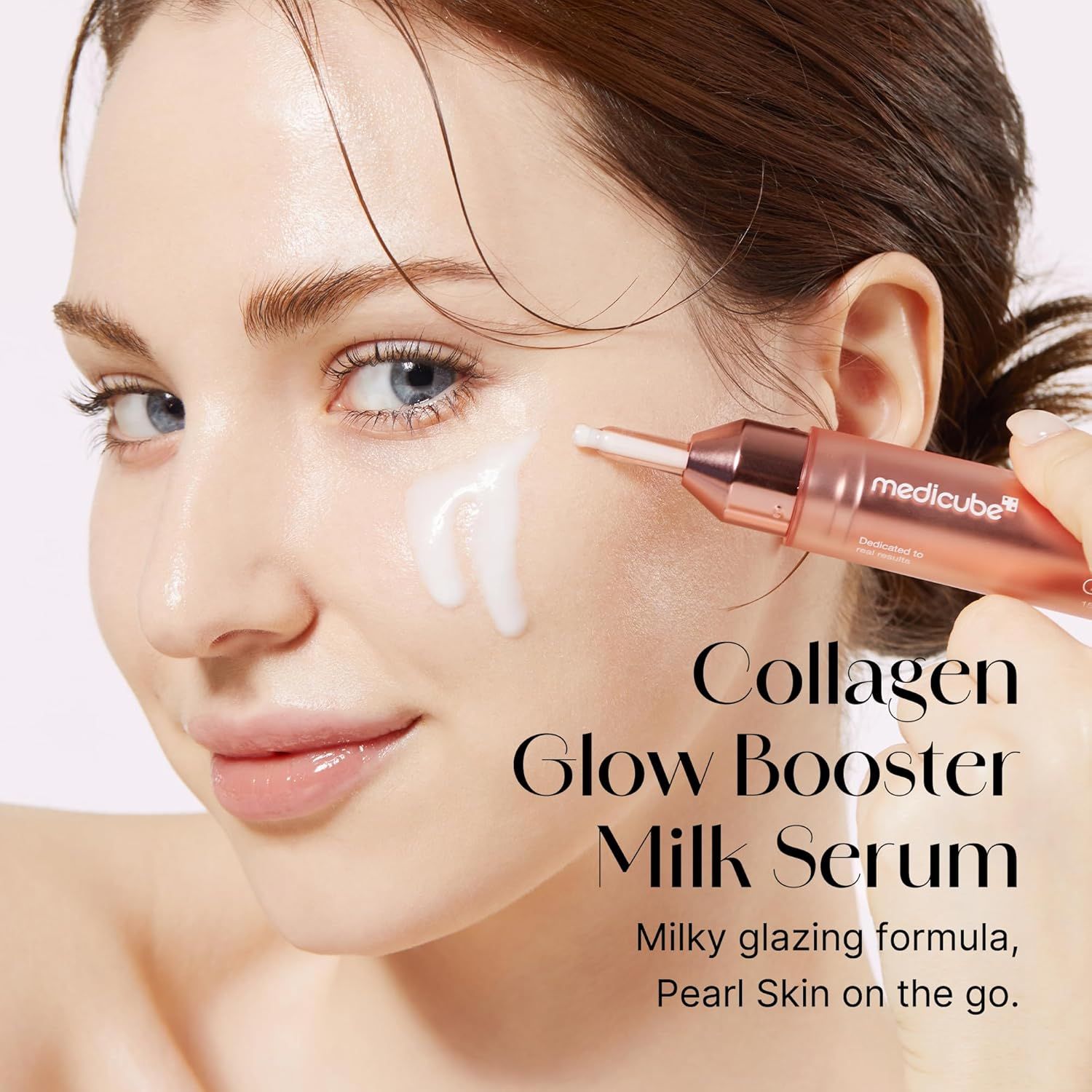 Donna con applicatore di siero sull'occhio. Testo: Collagen Glow Booster Milk Serum. Milky glazing formula, Pearl Skin on the go.