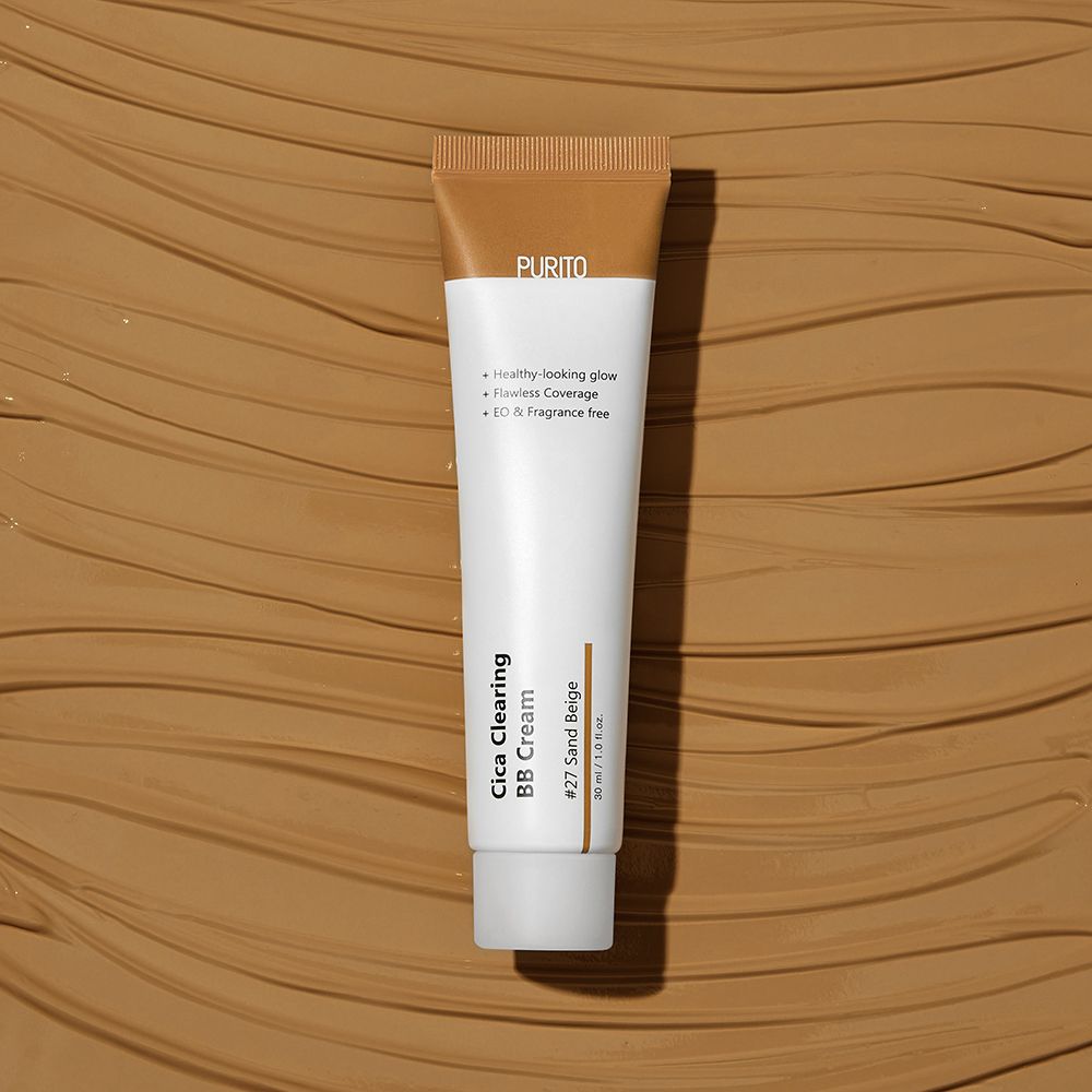 Tubo di BB Cream su sfondo marrone. Corpo bianco, tappo marrone. Scritte: Purito, Cica Clearing BB Cream, #27 Sand Beige.