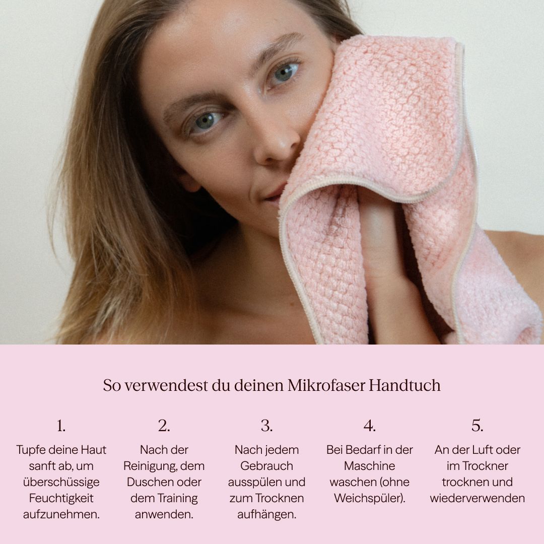 Una donna usa un asciugamano in microfibra rosa. Istruzioni: tamponare, dopo la pulizia, risciacquare, lavare, asciugare all'aria.