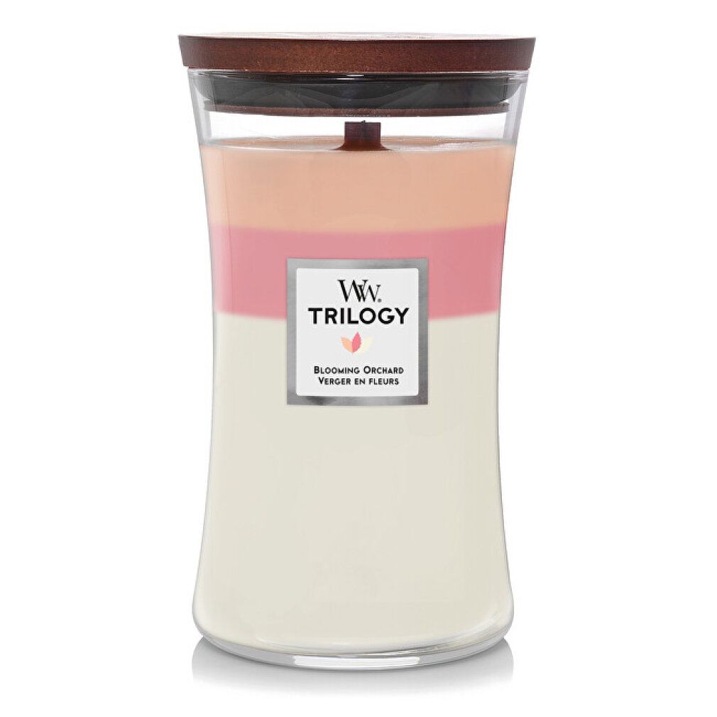 Candela profumata a tre strati con stoppino in legno. Strati: rosa, bianco. Contenitore in vetro con coperchio in legno. Etichetta con logo e nome.