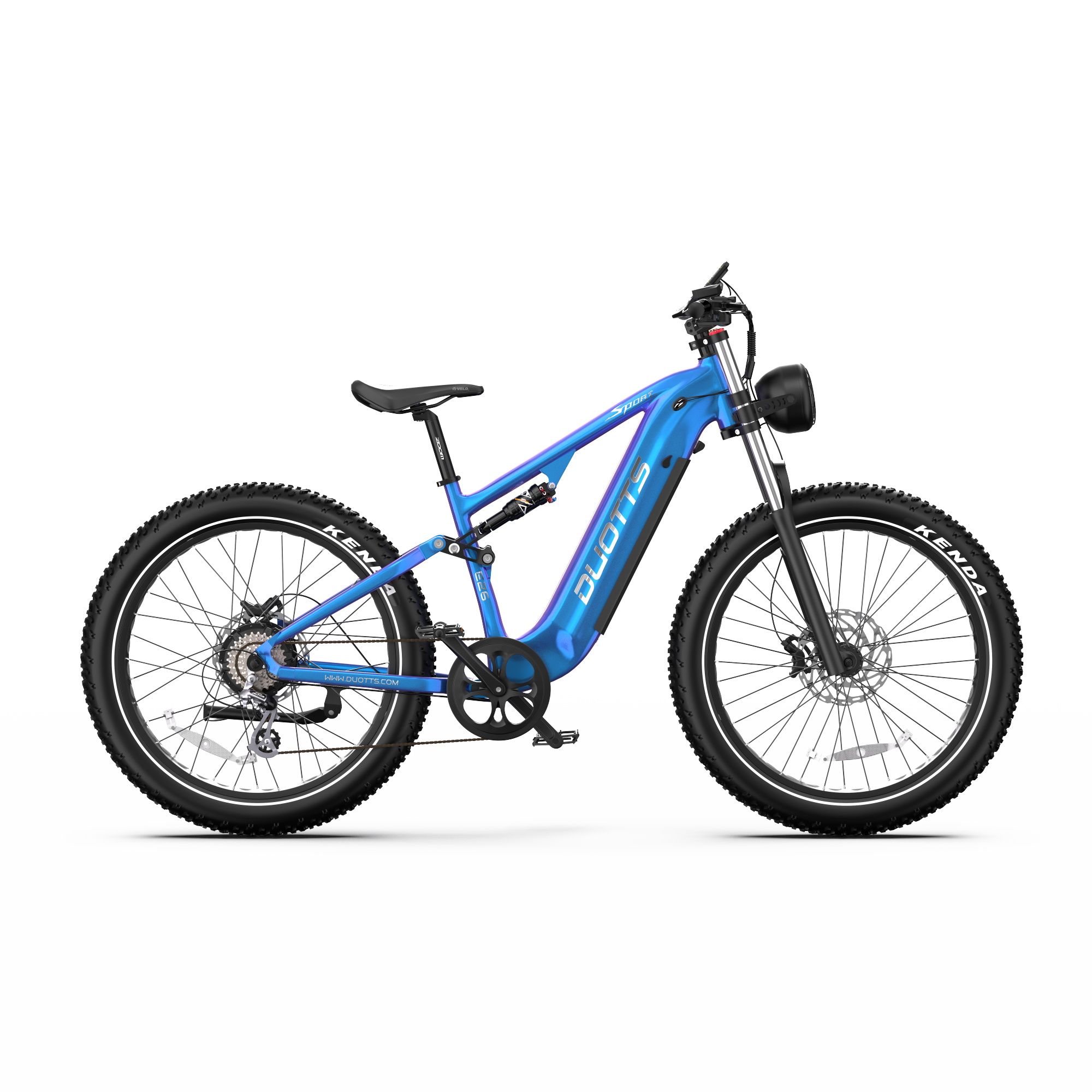 Mountain bike elettrica blu. Pneumatici, sella e manubrio neri. Logo DUOTTS sul telaio. Faro anteriore.