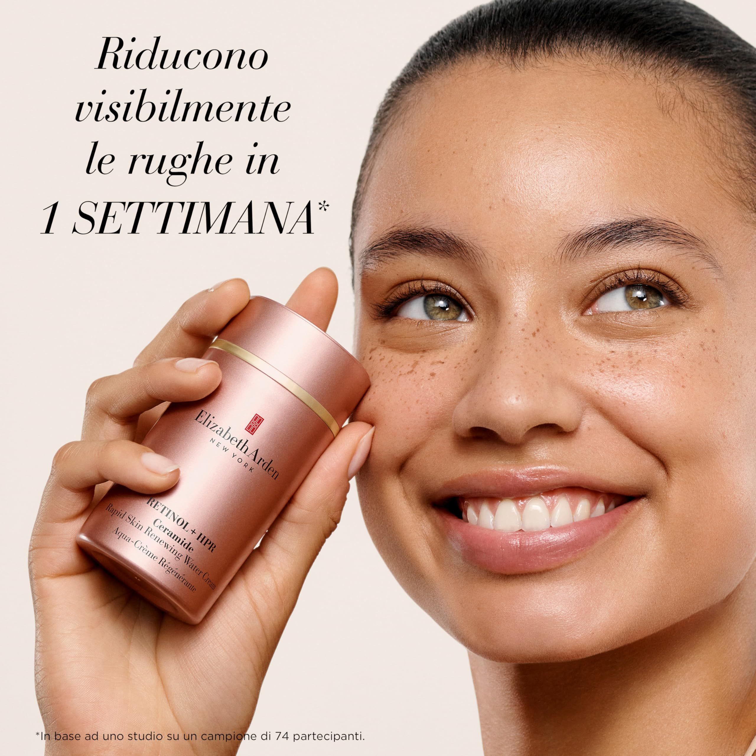 Donna tiene confezione crema rosa. Testo: Elizabeth Arden, Retinol + HPR Ceramide, Aqua-Crème Régénérante. Donna sorridente.