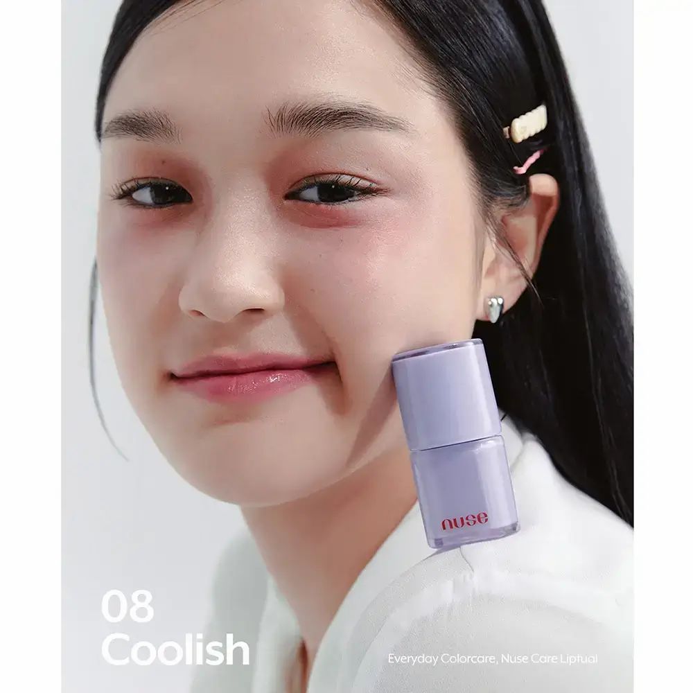 Donna con lucidalabbra. Prodotto in confezione viola, con scritta 'nuse' e '08 Coolish'.
