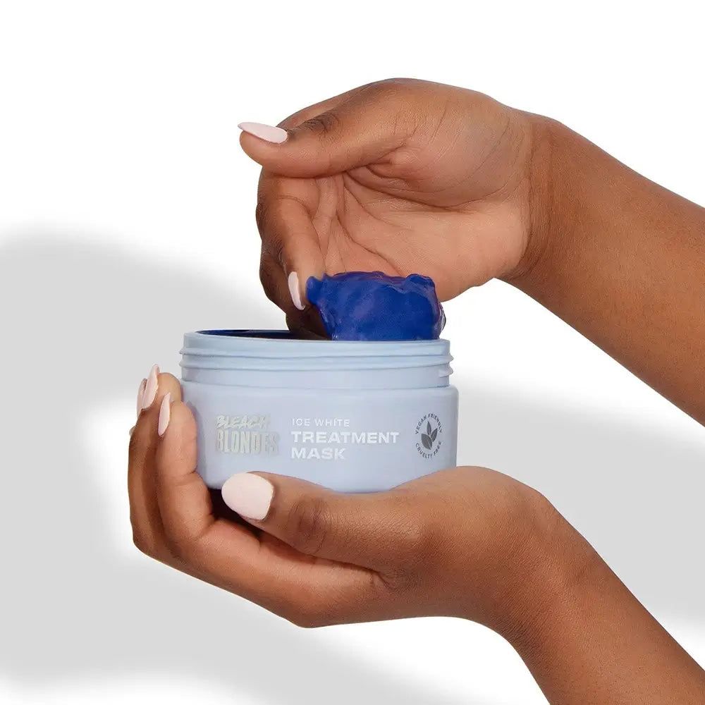 Mani prelevano maschera blu da un barattolo azzurro "Bleach Blondes Ice White Treatment Mask".