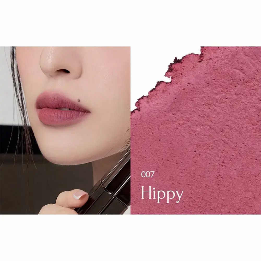 Primo piano di labbra con rossetto. Tonalità 007 Hippy. Prodotto applicato accanto.