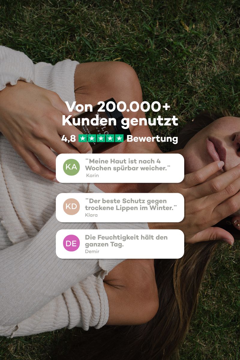Donna sdraiata sull'erba. Testo: Utilizzato da + di 200.000 clienti. Recensioni. Citazioni su pelle morbida e idratazione.