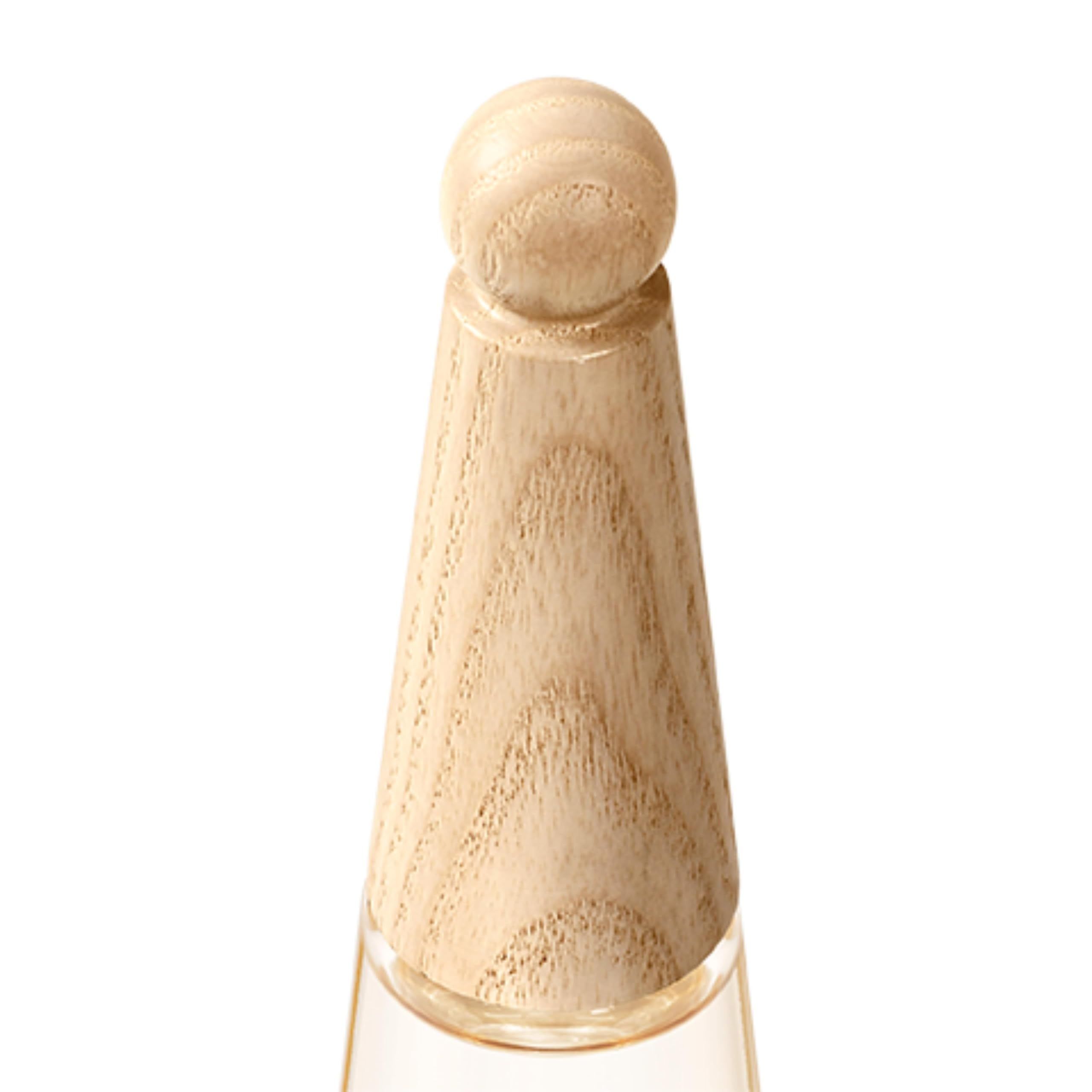 Flacone di profumo con tappo in legno. Flacone a forma di cono con tappo e sfera in legno. Contenitore in vetro trasparente.