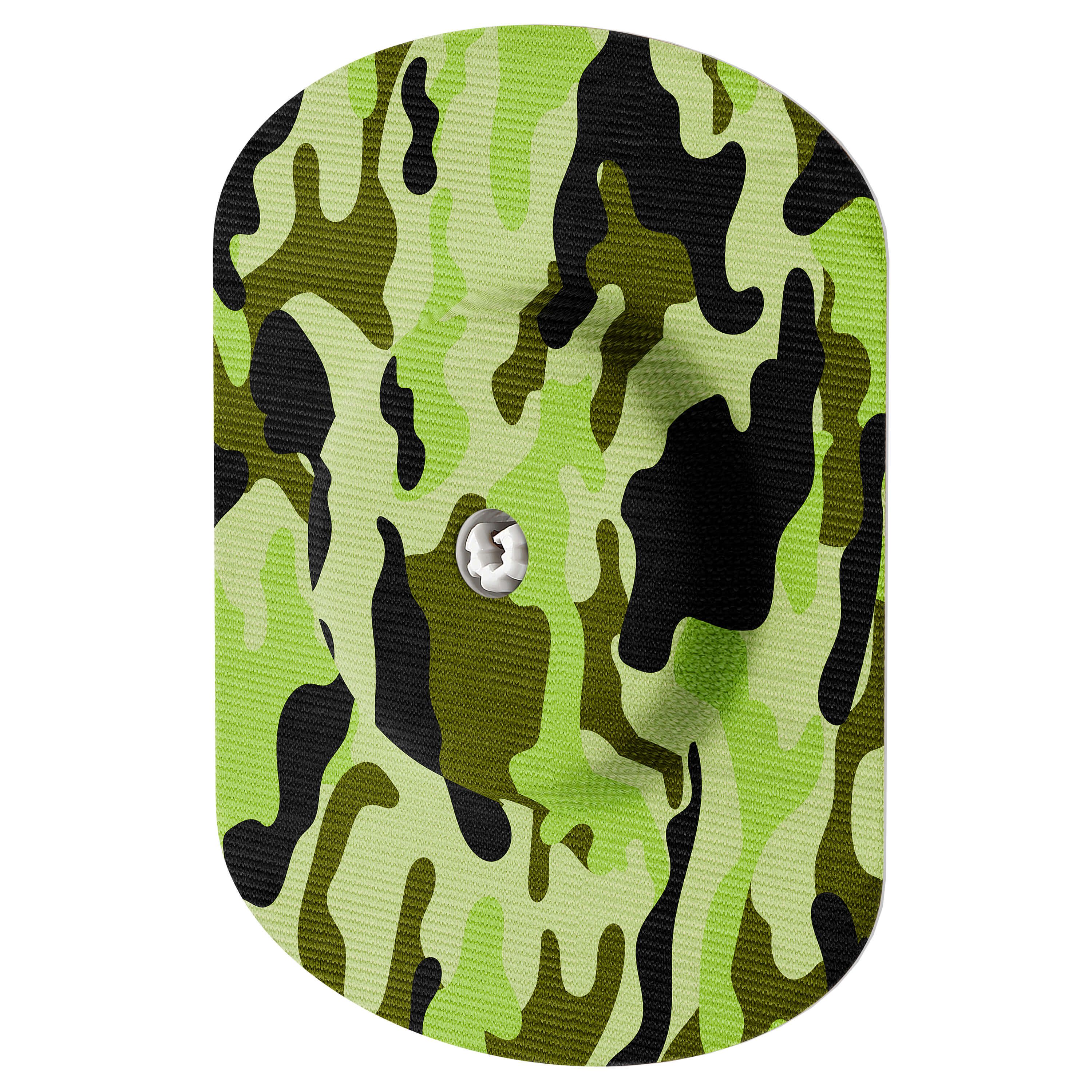 Cerotto ovale con motivo mimetico. Sensore centrale visibile. Verde, nero e marrone.