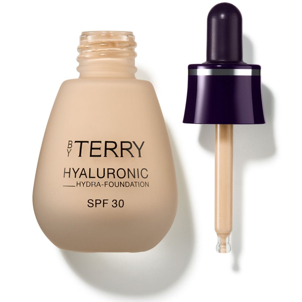 Flacone beige con pipetta. Scritta: BY TERRY, Hyaluronic Hydra-Foundation, SPF 30.