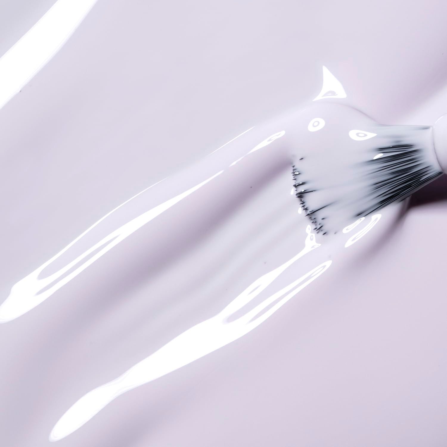 Primo piano di un pennello che applica lo smalto. Lo smalto è pastello e lucido.