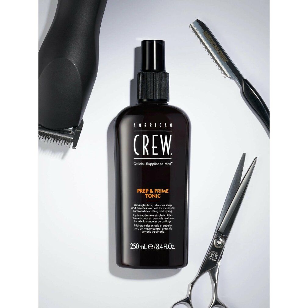 Flacone marrone con vaporizzatore nero. Scritta: American Crew, Prep & Prime Tonic. Volume: 250ml/8.4 fl oz. Accessori.