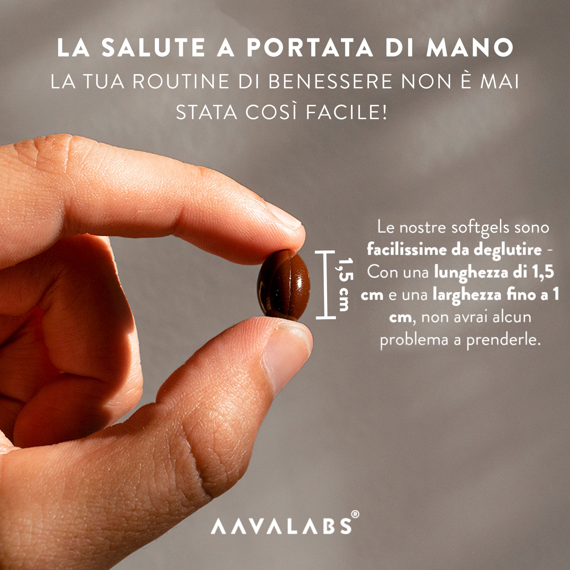Mano che tiene una capsula marrone. Lunghezza 1,5 cm, larghezza 1 cm. Logo Aavalabs.